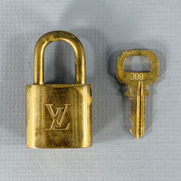 LOUIS VUITTON 300 Gold Metal Padlock & Key - Picture 1 of 3